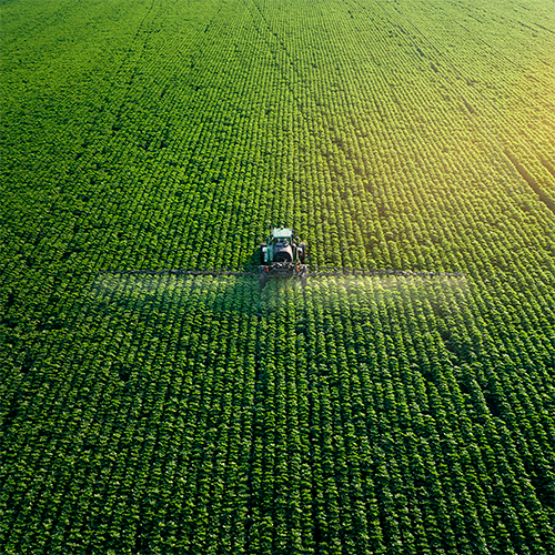 Lavoura vista de cima com maquinário em operação