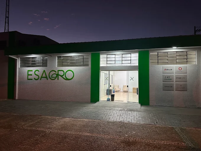 Fachada da ESAGRO iluminada à noite